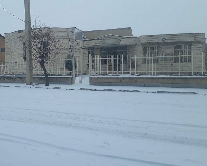 نمای بیرونی کتابخانه در یک روز زمستانی